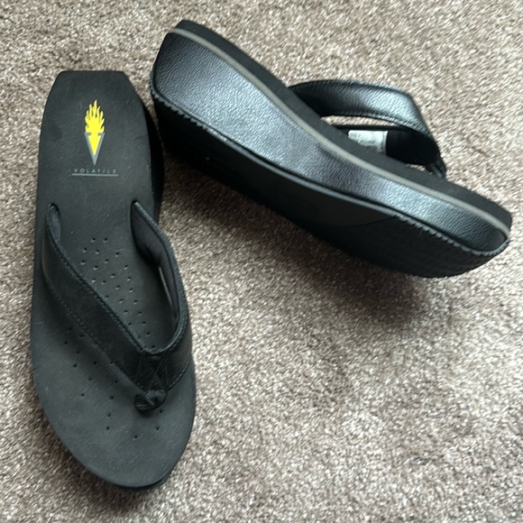 NWOT Volatile Wedge Flip Flops - Picture 1 of 9